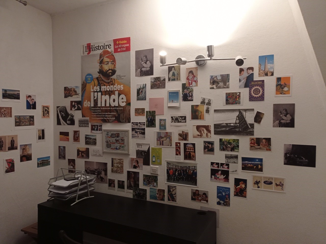 Nos archives: Collage sur un mur ~ Entre-Temps