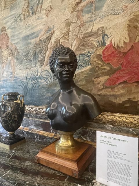 Fig. 7. Vue d'installation de la plaque ajoutée au "Buste de femme noir" du Musée de Nissim Camondo. Photo : Meredith Martin
