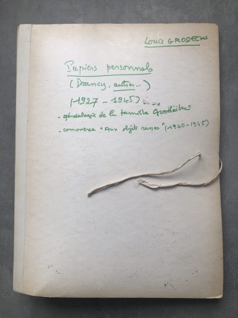 Fig. 5. Archives privée Louis Grodecki, sans cote : Chemise cartonnée rassemblant les archives familiales dont les archives relatives à la Seconde Guerre mondiale.