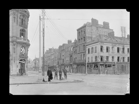 Place de la gare - mai 1918 - Edmond Faechon - ECPAD